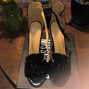 Bow strap vinyl heel